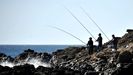 Aficionados lanzando las cañas para pescar en un tramo de la costa gallega (foto de archivo)