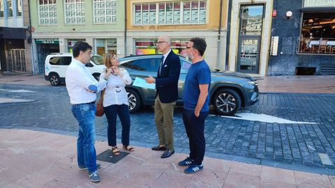 Miembros del grupo socialista de Oviedo, en el parking de La Escandalera
