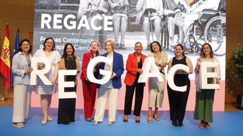 Presentaci�n del proyecto Regace, que busca estudiar a la poblaci�n longeva, en Santiago. En el centro (de azul), la doctora Pilar Rodr�guez Ledo, presidenta de la SEMG y sudirectora de Humanizaci�n del �rea lucense, acompa�ada por la doctora Cristina Santom� (la primera por la derecha), investigadora del proyecto RENACE.