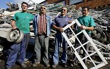 De esquerda a dereita, Jos� Luis, Manuel, Eduardo e o fillo deste, nun lateral da nave da Laxe