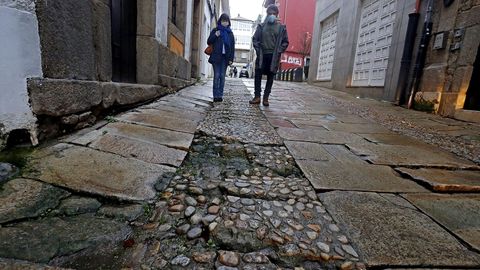 La calle Cortadura es un campo de minas.Como denuncian Rosa Mara y Pedro, de la Asociacin de Vecios, las actuaciones de rehabilitacin en la Ciudad Vieja brillan por su ausencia. En esta va el problema son los cantos rodados. Un rifirrafe entre el Concello y Patrimonio, de la Xunta, sobre si vale la pena conservarlos demora la reforma
