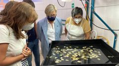 Rosa Quintana, en el centro, visit� este mi�rcoles el Centro de Cultivos Mari�os de Ribadeo