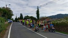 Protesta de los vecinos de Celas, Ssamo y Sueiro por la falta de aceras en la AC-400, en Culleredo