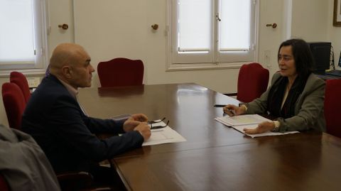 Roberto Barba, director xeral de Loita contra a Violencia de X�nero, y la concejala de Muller e Igualdade, Elvira Miramontes, durante la reuni�n en el Concello de Ferrol.