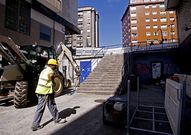 Las obras para construir el ascensor entre Ram�n Cabanillas y la avenida de Arteixo. 