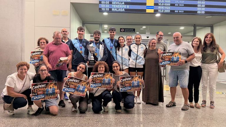 L�pez y Vidal (con las medallas al cuello), y su entrenador �lex Prada (con la copa) fueron recibidos en el aeropuerto de Santiago por familiares, amigos y representantes de la Federaci�n Galega de Voleibol.