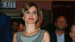 En Miami, la reina Letizia sorprendi� con un �look� a�os veinte.  