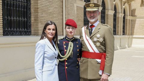 Los reyes Felipe y Letizia junto a la princesa Leonor con motivo de la jura de bandera de don Felipe por el 40.º aniversario de su promoción del Ejército de Tierra.