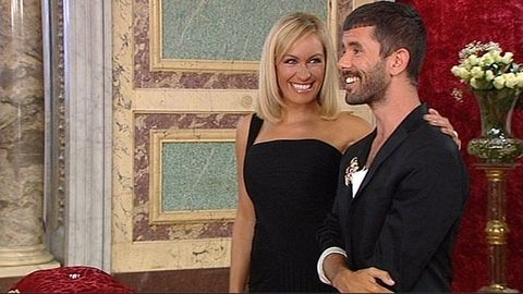 Luján Argüelles en un momento de la final de «¿Quién quiere casarse con mi hijo?» junto al concursante de Valdoviño, Pedriño.