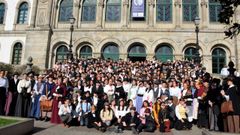 Alumnos de los institutos Eusebio da Guarda, que cumpli� 160 a�os en el 2022, y el Salvador de Madariaga recordaron los a�os en los que compartieron centro visti�ndose de �poca.