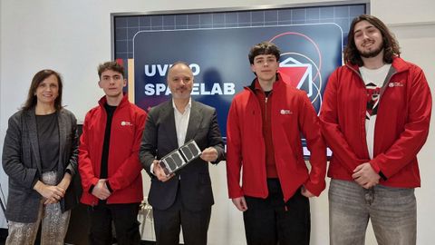 David Regades junto al equipo de UVigo Space Lab.