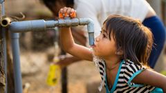 Un gesto tan sencillo como el de beber agua de un grifo no est�, desgraciadamente, al alcance de todos los ni�os del mundo