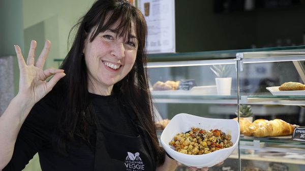 Mar&iacute;a Jos&eacute; Tercero, responsable de La Cuchara Veggie en A Coru&ntilde;a, posa con el plato.