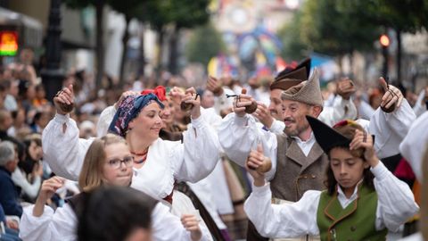 Las calles del centro de Oviedo acogen este jueves el tradicional desfile del día de América en Asturias, en su 72 edición