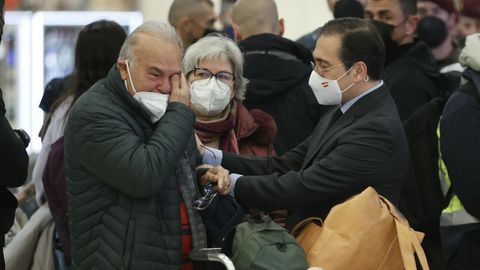 El ministro de Exteriores, Jos Manuel Albares, recibe a los espaoles evacuados de Ucrania