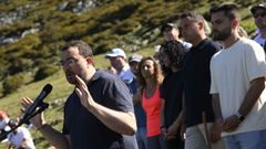 El presidente del Principado de Asturias y secretario general de la FSA-PSOE, Adri�n Barb�n (i) durante un acto de la FSA-PSOE en recuerdo de las v�ctimas del pozo Funeres