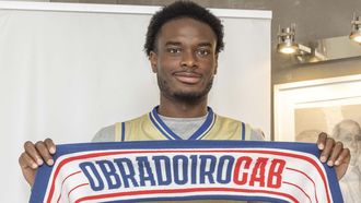 Caleb Agada, con una bufanda del Obradoiro