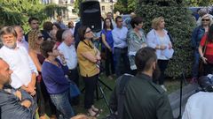 La alcaldesa de Riosa, Ana D�az, y la secretaria de organizaci�n de IU en Llanes, Bego�a Collado Villa, rodeada de cargos de la organizaci�n como Alberto Tirador, Ovidio Zapico o Marta Pulgar. 