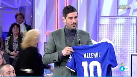 Melendi posa con su nueva camiseta del Real Oviedo