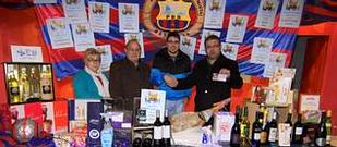 Luis Tub�o (segundo por la derecha) recibi� un lote de productos de la Pe�a Barcelonista.