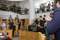 El pleno celebr� un minuto de silencio por las dos ni�as muertas en el crimen de Mora�a. 