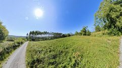 Una de las fincas afectadas por los proyectos de acumulacin de energa est en la zona de la imagen, en As Encrobas, a pocos metros del lago que antes fue mina de lignito.