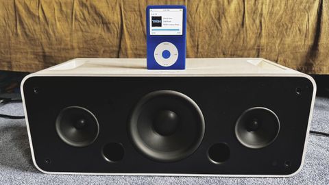 2006. iPod Hi-Fi. Este altavoz pensado para escuchar sin auriculares la m�sica del reproductor de Apple fue un fracaso.
