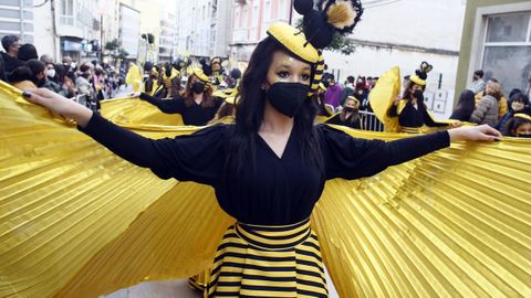 Cientos de personas siguen cada a�o en la calle el desfile de Foz, el que m�s disfraces congrega de toda la comarca mari�ana