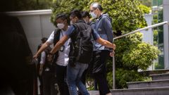 Imagen de archivo del director general del �Apple Daily�, Cheung Kim-hung, saliendo esposado de la sede del diario.