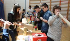 Otra de las actividades realizadas, m�viles con material reciclado.