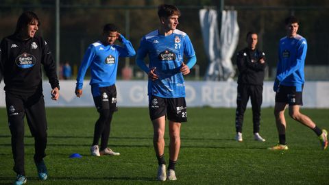 Noel, en el centro de la imagen, durante un entrenamiento en Abegondo