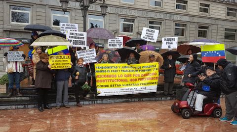 Los pensionados Venezolanos manifest�ndose en la Plaza de la Escandalera.Los pensionados Venezolanos manifest�ndose en la Plaza de la Escandalera