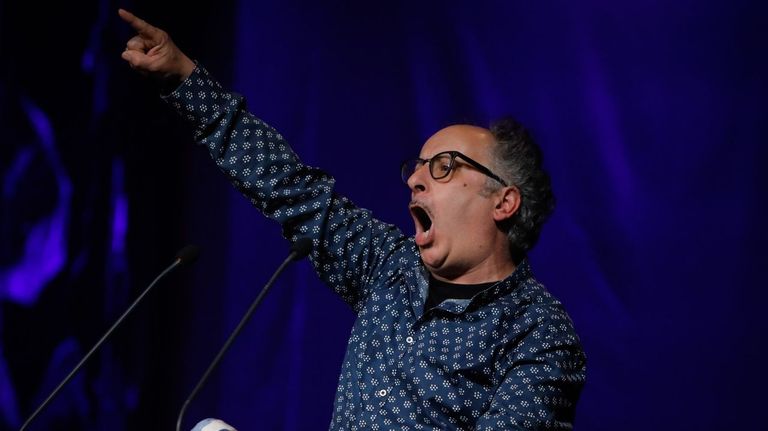 Josito Porto, al recibir un premio de teatro