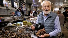 Javier Ozores, con su nuevo libro, en la plaza de Lugo