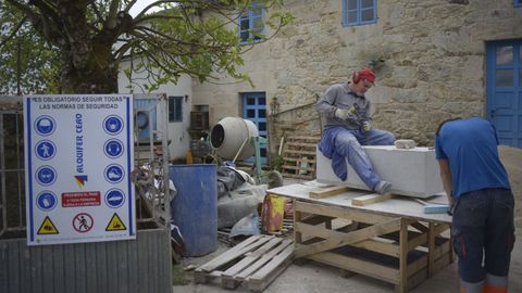 Los operarios apuran los últimos detalles para terminar la obra e inaugurar la casa rural