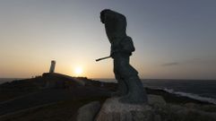 O Roncudo, un para�so para las puestas de sol, tiene nuevo atractivo: se ha trasladado all� el monumento al percebeiro