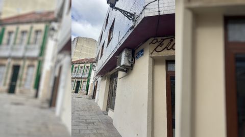 Se deber�a apartar un pouco a placa co nome do ilustre explorador, da m�quina, do aire acondicionado.