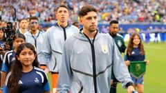 Valverde sale al terreno de juego con Uruguay en el partido ante Arabia.