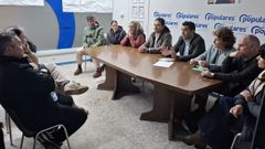 Pablo Leiva, a la derecha de Luis L�pez, en la reuni�n en la que expuso sus motivos para renunciar a liderar el PP de O Grove