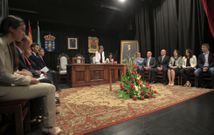 Los integrantes de la nueva corporaci�n, el s�bado, en la sesi�n de investidura en el Teatro. 