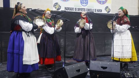 Actuacin de cantareiras en la celebracin del Da de Narn.