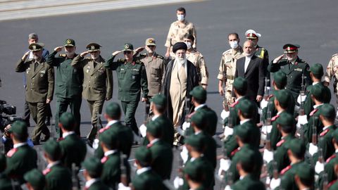 El ayatol Jameni, durante una visita a una academia militar.