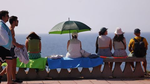Personas esperando el eclipse desde el paseo mar�timo de A Coru�a