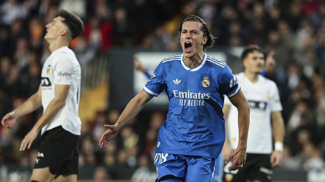 �lvaro Carreras celebrando su gol contra el Valencia en Mestalla