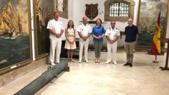 En la imagen, un momento del acto de cesi�n de la pieza. 