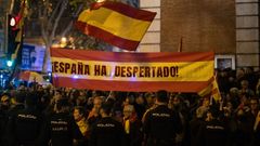 Imagen de la manifestaci�n pr�xima a la sede nacional del PSOE en Madrid contra la aprobaci�n de la ley de amnist�a.