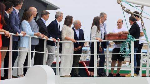 Tripulantes del Breogán Uno, pincheiro de Gran Sol, le explicaron en Burela a los reyes de España cómo se pesca merluza con ese arte de anzuelo. Entre la comitiva oficial que subió al barco, el ministro de Pesca y el presidente de la Xunta
