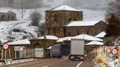 Vista del Puerto de Pajares (N-630), entre Asturias y Le�n, que ha sido reabierto a primera hora de este mi�rcoles al tr�fico de camiones tras doce horas de cierre a causa de la nieve.