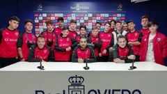 El equipo cadete del CD Gallarta en la sala de prensa del Carlos Tartiere