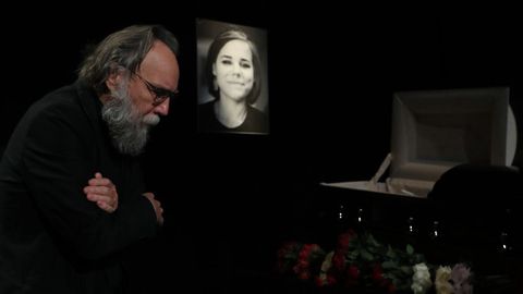 Alex�nder Duguin frente al f�retro de su hija durante su velatorio en la capital rusa, al que acudieron miles de personas
